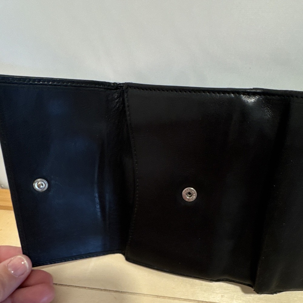 Gucci Black Snap Wallet w/ Logo Hardware, Coin Pocket & Credit Card Slots - Picture 7 of 16